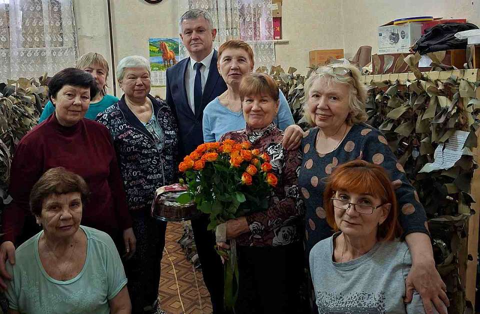 Тепло для тех, кто согревает мир: депутаты команды ДСК поздравили женщин в канун 8 Марта