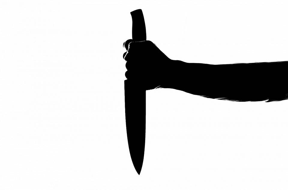 В Воронеже на видео попал бегающий по двору жилкомплекса мужчина с ножом