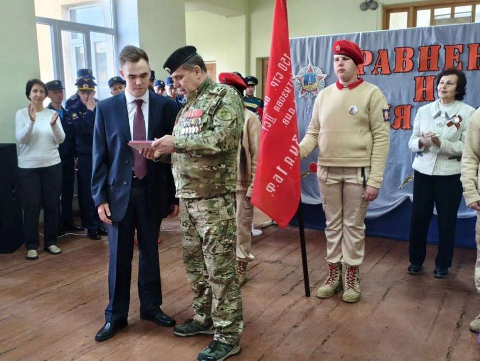 В Ленинском районе школьника наградили медалью