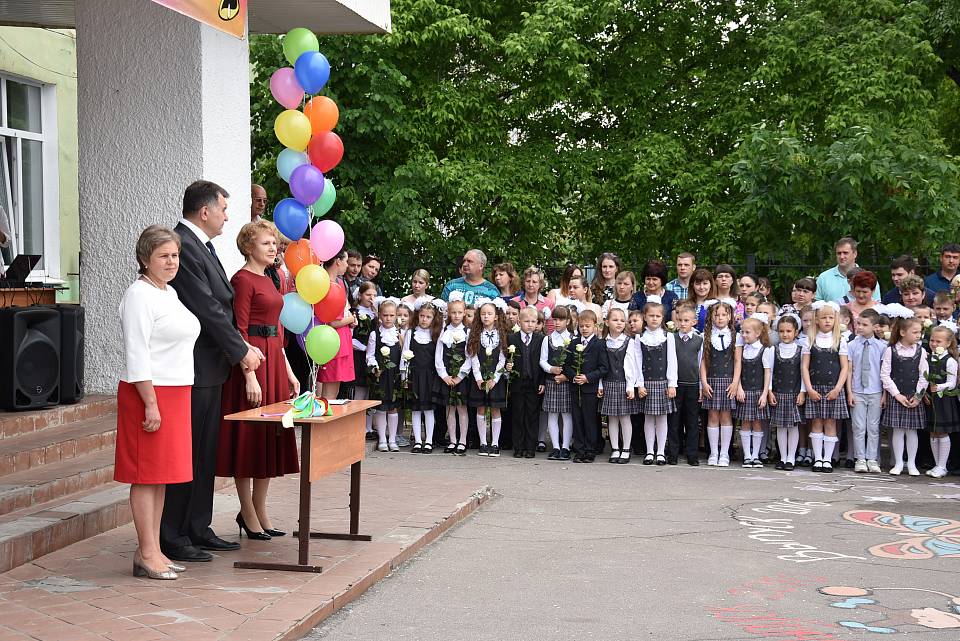Леонид Беляев поздравил выпускников с окончанием школьного обучения