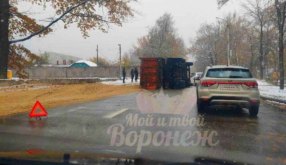 На дороге в Воронеже опрокинулся КамАЗ с песком