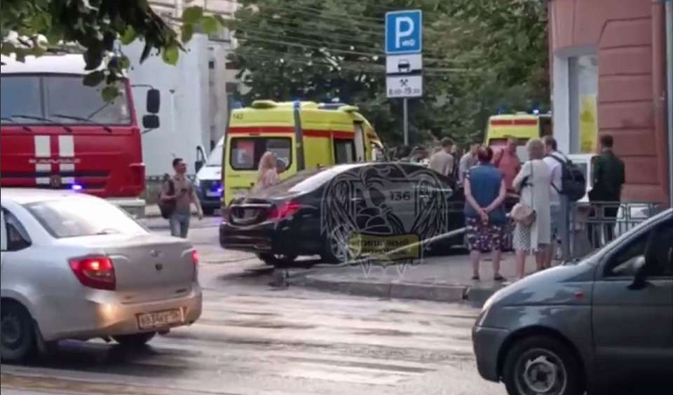 Двух пешеходов на тротуаре в центре Воронежа сбил Mercedes