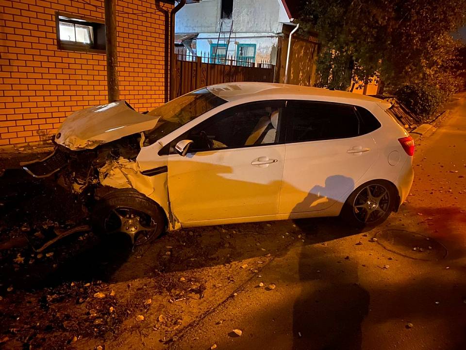 В Воронеже пьяный автомобилист на иномарке врезался в жилой дом