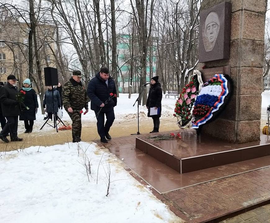 В сквере «Школьный» Советского района Воронежа возложили венки к памятнику воинам, погибшим в мирное время