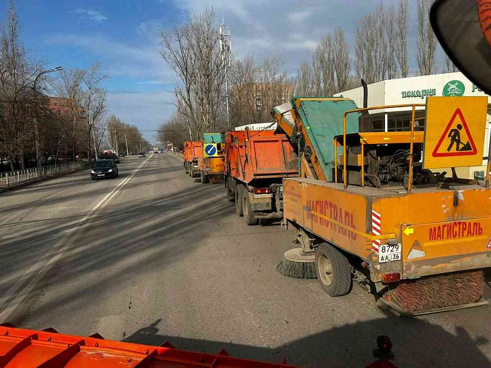 В Коминтерновском районе продолжают уборку и вывоз пескосмета с улично-дорожной сети