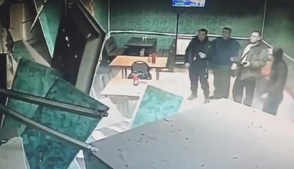 Появилось видео, как грузовик въехал в воронежское кафе с посетителями