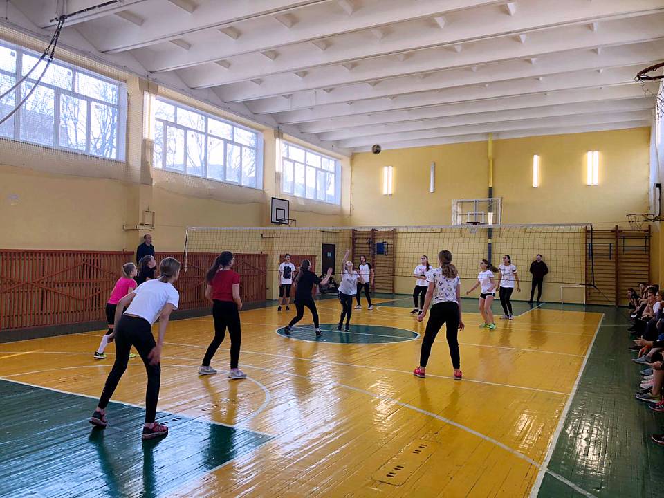 В Ленинском районе проходят соревнования по волейболу