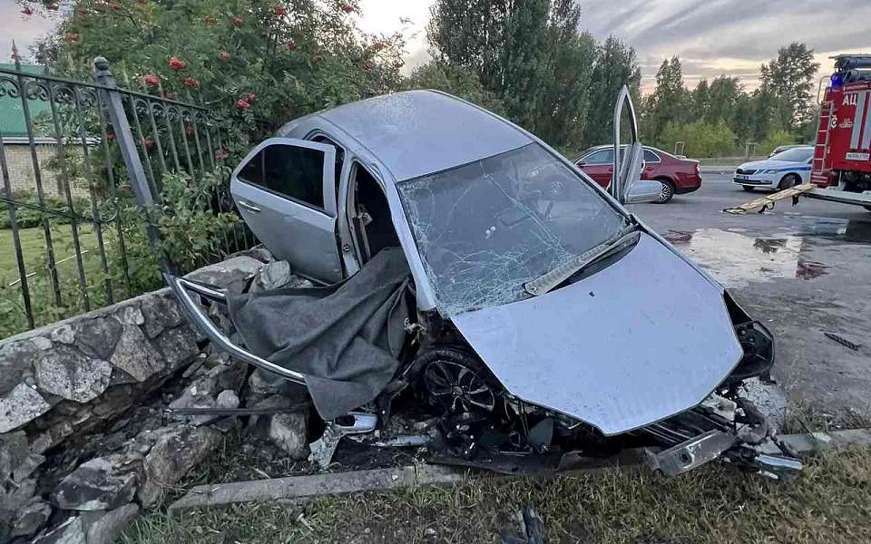 Погиб водитель врезавшейся в ограждение кафе иномарки в Воронеже