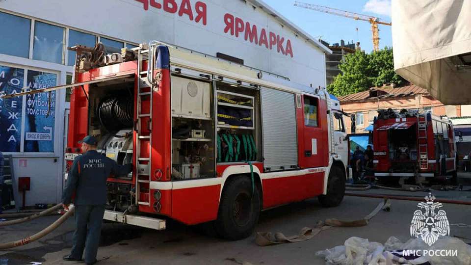 Пожар на Кольцовском вещевом рынке в Воронеже потушили сотрудники МЧС