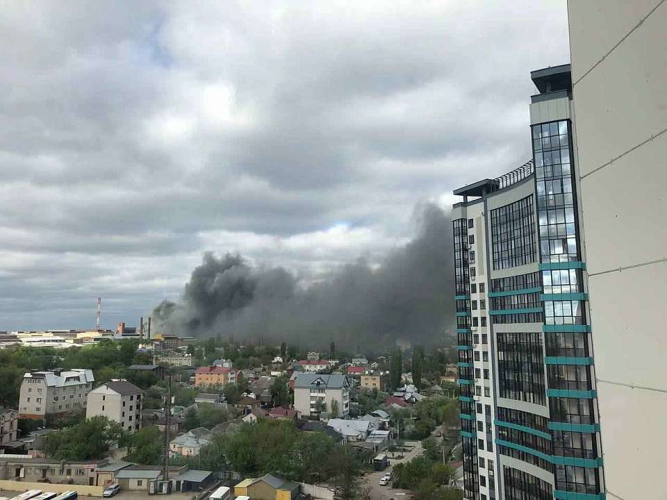 В Воронеже сняли огромное облако черного дыма