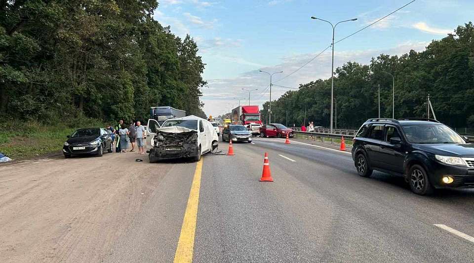 Под Воронежем столкнулись 5 автомобилей, пострадали 3 пассажира