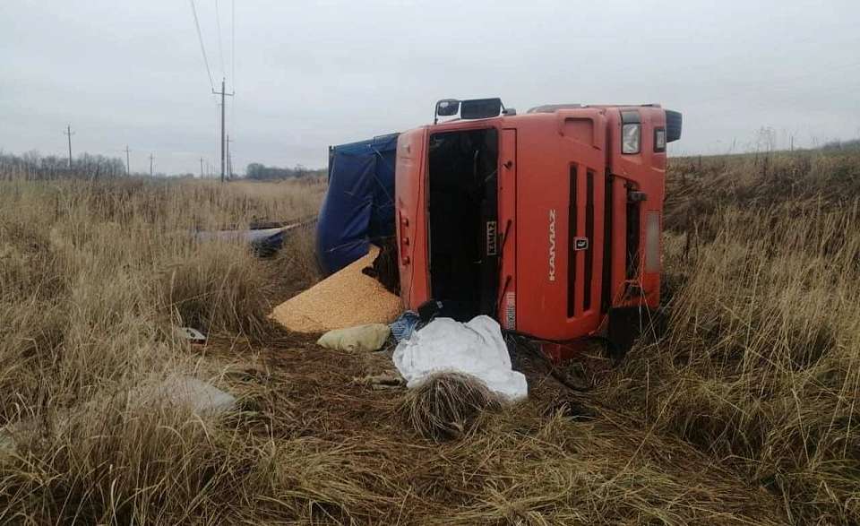 В опрокинувшемся в Воронежской области КамАЗе погиб 49-летний водитель