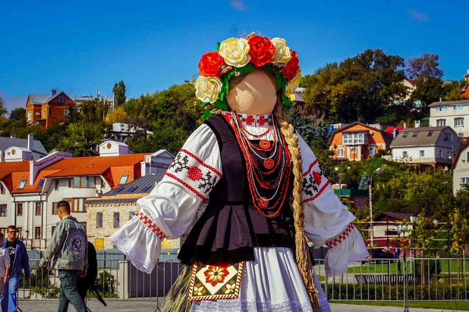 На фестивале «Город-сад» в Воронеже показали народные женские костюмы из природных материалов