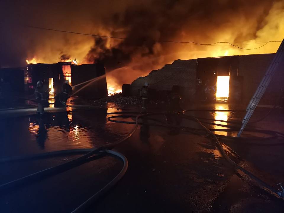 Пожарные ликвидировали открытое горение на складе обуви в Воронеже