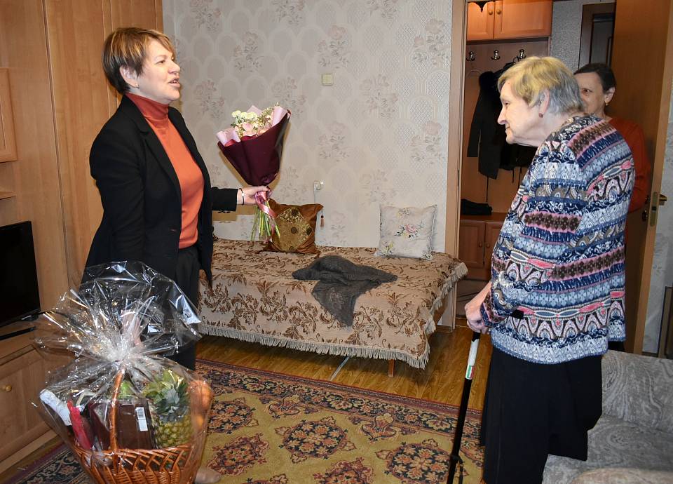 Жительницу Центрального района поздравили со 100-летием со дня рождения