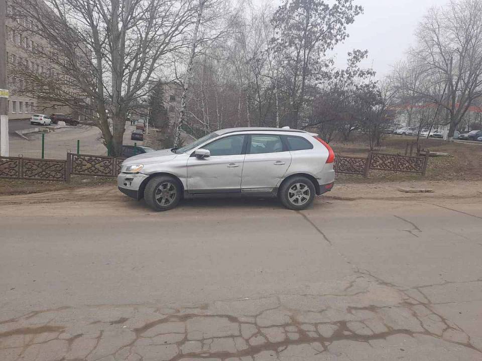 В Воронежской области москвич на Volvo врезался в забор и попал с пассажиркой в больницу 