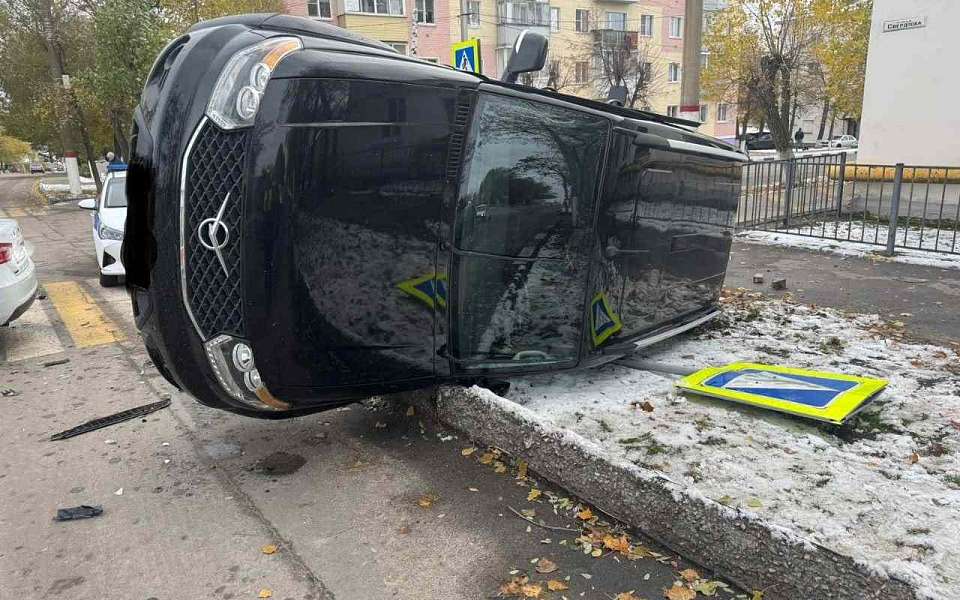 Две отечественные легковушки не разъехались на перекрестке в воронежском райцентре