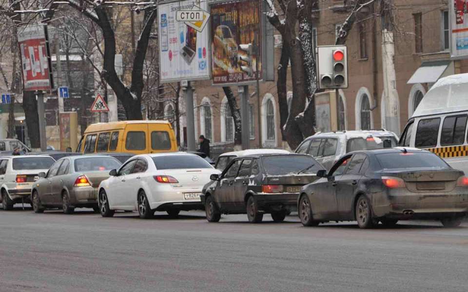 Гигантская пробка сковала движение на Московском проспекте в Воронеже