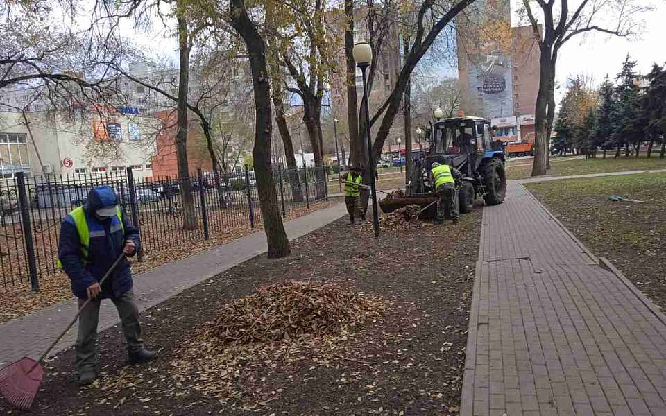 В Коминтерновском районе убирают опавшую листву, чтобы избежать засорения ливневок