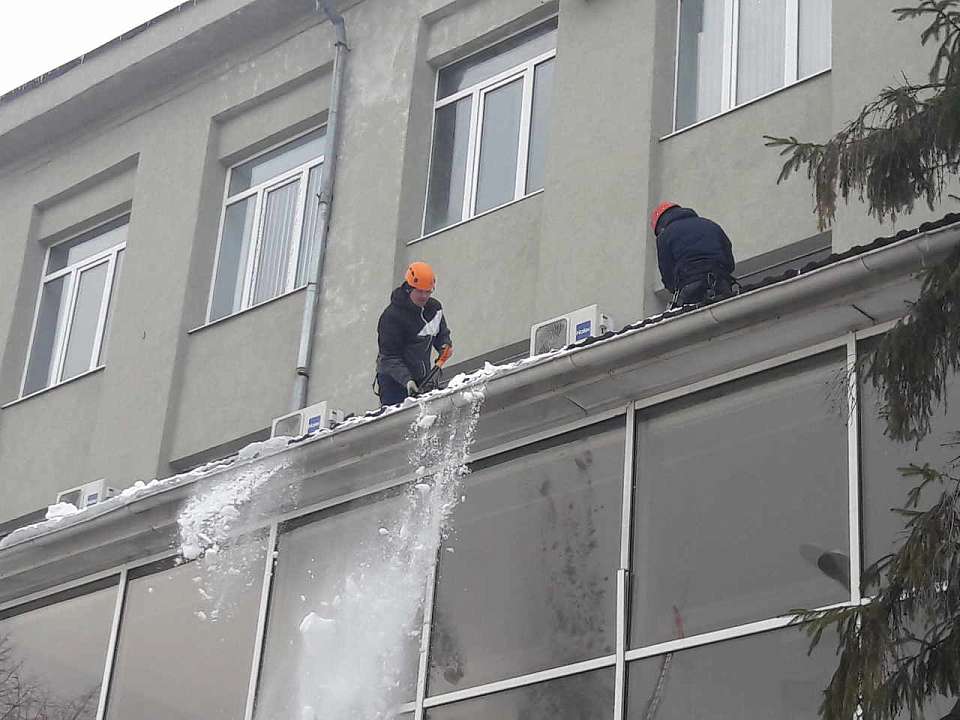 Мэр Воронежа поручил максимально за неделю все кровли очистить от снега и скопления льда