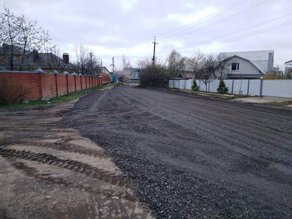             В Коминтерновском районе ремонтируют дороги асфальтогранулятом 