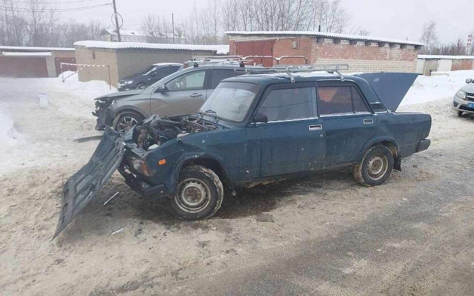 Пенсионерка пострадала в лобовом столкновении двух легковушек в Воронежской области