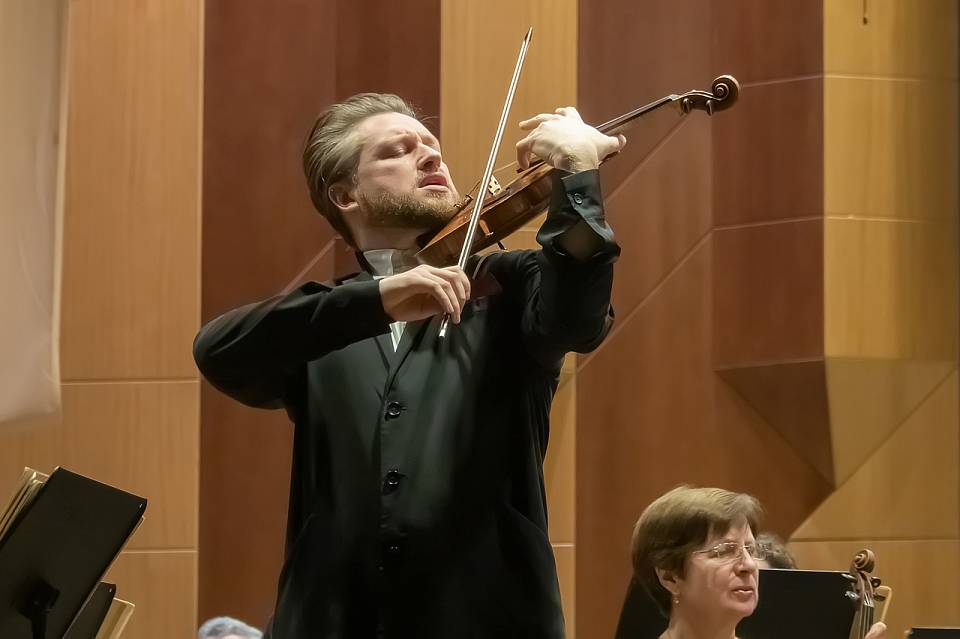 В Воронеже скрипач-виртуоз Павел Милюков исполнил один из самых красивых концертов