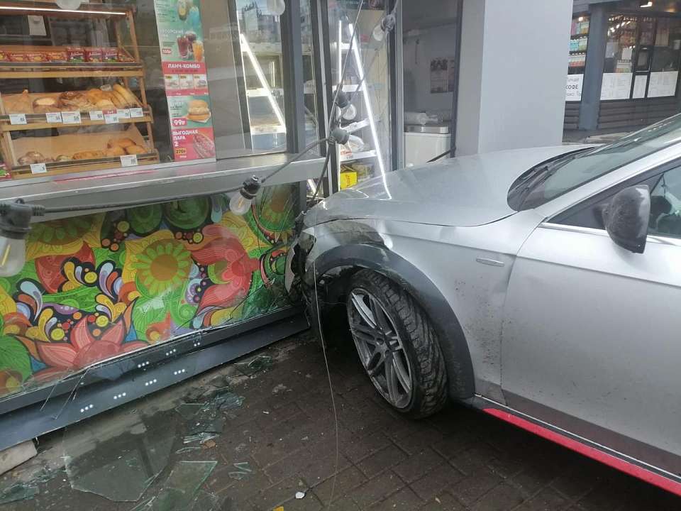 В Воронеже водитель Audi въехал в торговый павильон
