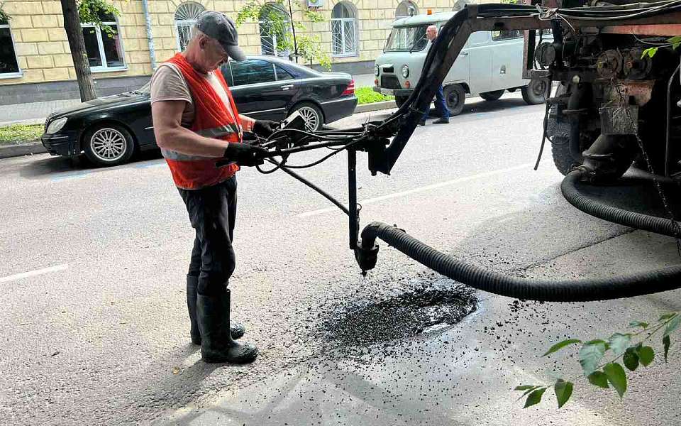 В Ленинском районе продолжается фрагментарный ремонт дорожного покрытия