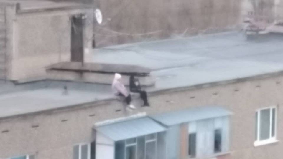 На  крышу воронежской 9-этажки забрались двое детей 