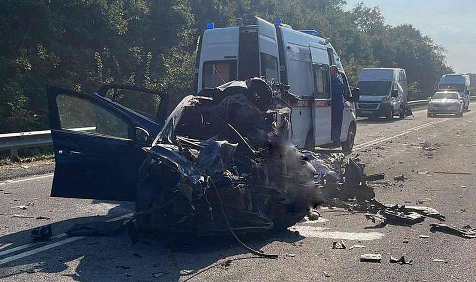 Два человека погибли в расплющенной на воронежской трассе легковушке