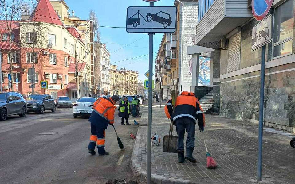Для уборки улиц от песка в Воронеже дополнительно привлекут работников ручного труда 