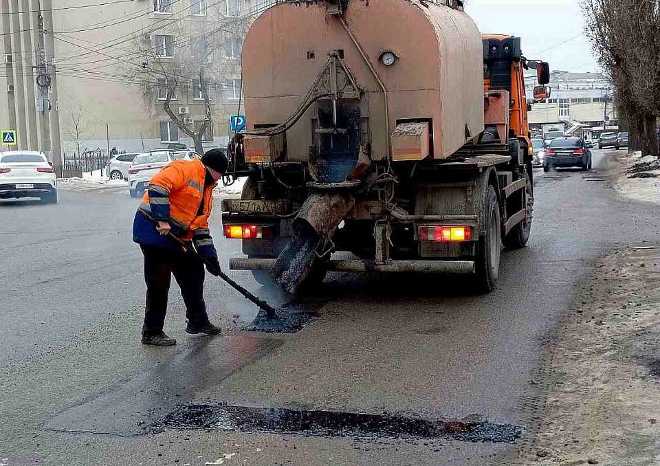 Дефекты на дорогах Воронежа из-за перепада температур устраняют ежедневно