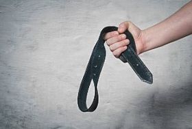 За унижение и избиение детей 8 и 9 лет многодетная мать предстанет в Воронеже перед судом