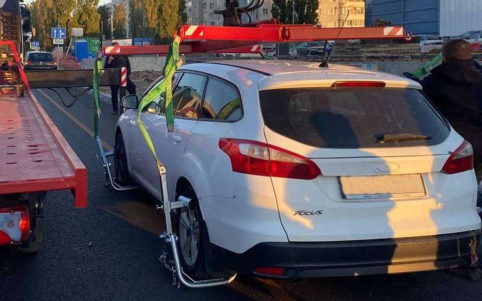 Иномарку жительницы Воронежа приставы арестовали за долг почти в 400 тысяч