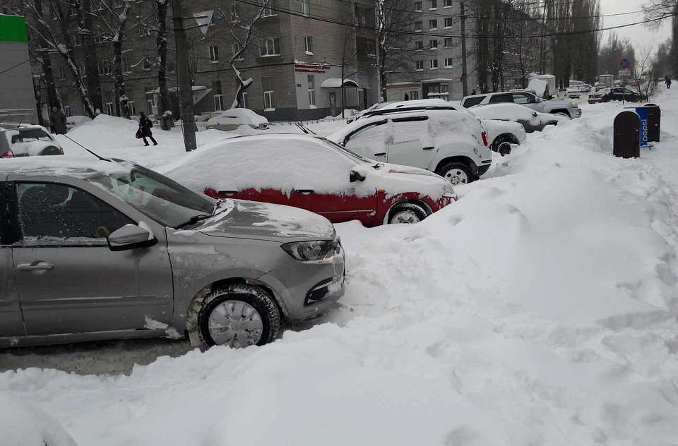 Для уборки и вывоза снега 16 - 18 февраля в ряде мест в Воронеже запретят парковку