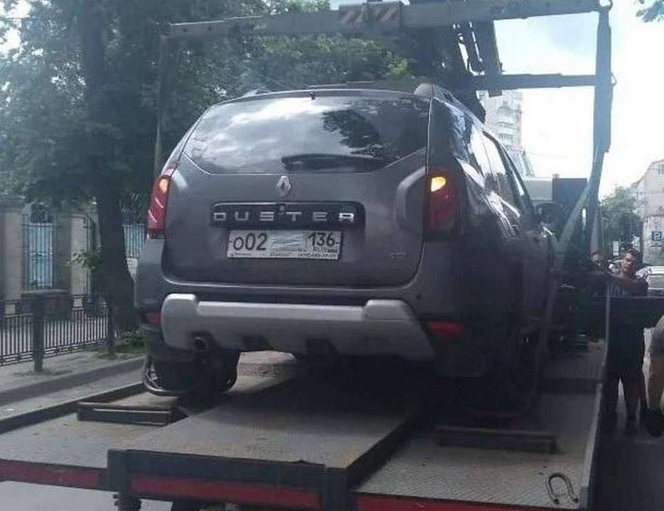 Эвакуировать авто со скрытыми госномерами или без них в Воронеже продолжают