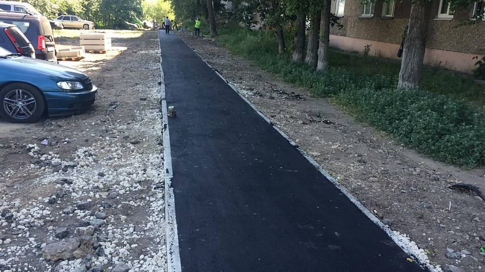        В Коминтерновском районе ведутся работы по укладке тротуаров