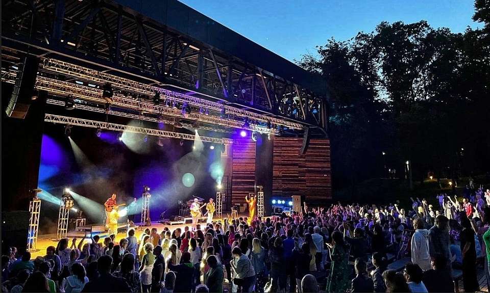 Воронежцев пригласили проводить лето на «Танцплощадке 90-х»