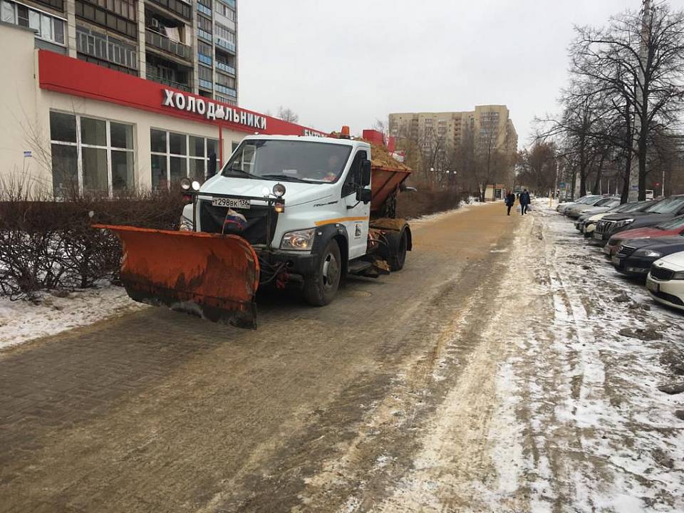 В Воронеже комбинаты по благоустройству начали посыпку дорог до начала снегопада