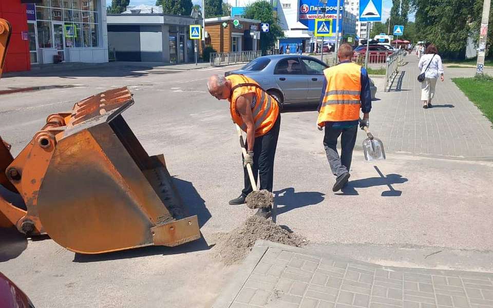 Не прекращается уборка улично-дорожной сети Железнодорожного района 