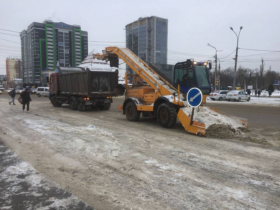 За ночь с улиц Воронежа вывезли более 10 тысяч кубометров снега