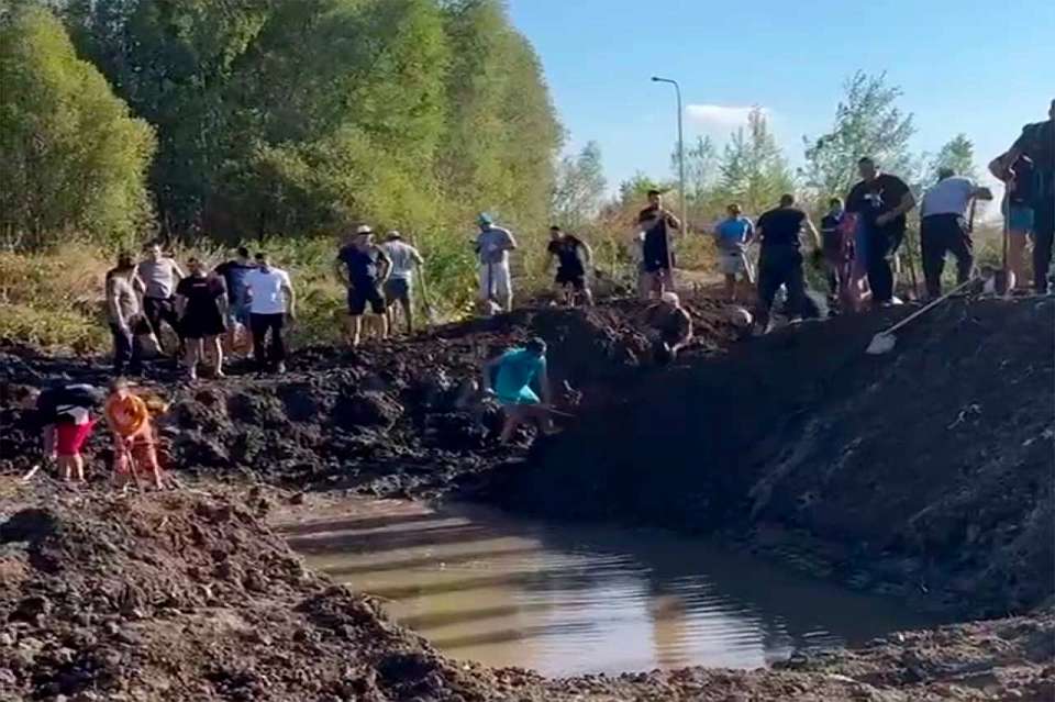 Воронежцы взялись за лопаты и сами пошли спасать реку Усмань