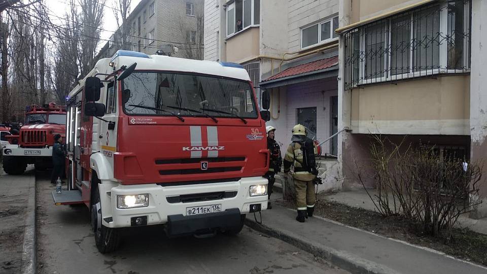 Спасатели эвакуировали в Воронеже из дома 14 человек из-за вспыхнувших электрощитков