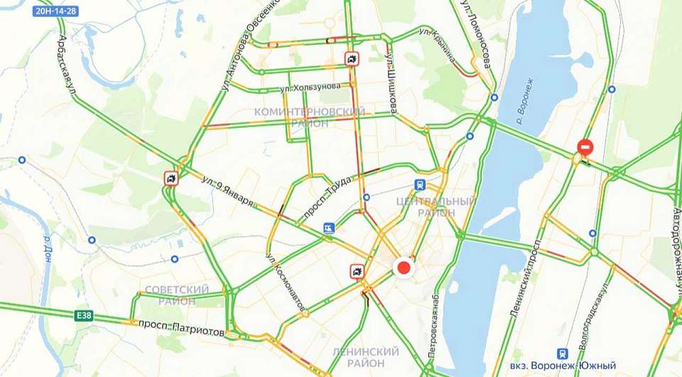 Московский проспект в Воронеже утром сковала большая пробка