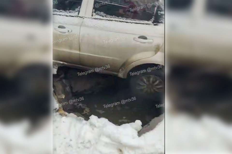 В центре Воронежа иномарка провалилась в большую яму с водой