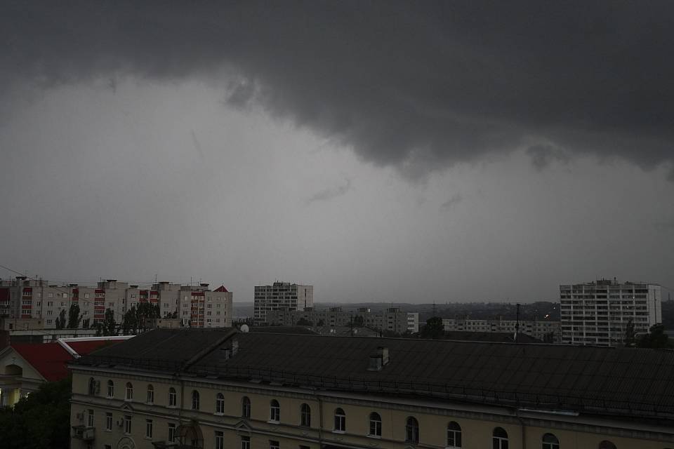 По Воронежской области передали штормовое предупреждение о ливнях с грозами и градом