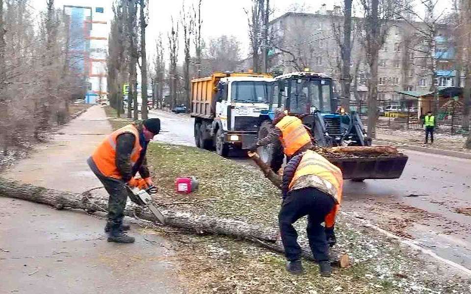 КБУ Железнодорожного района устранил последствия урагана