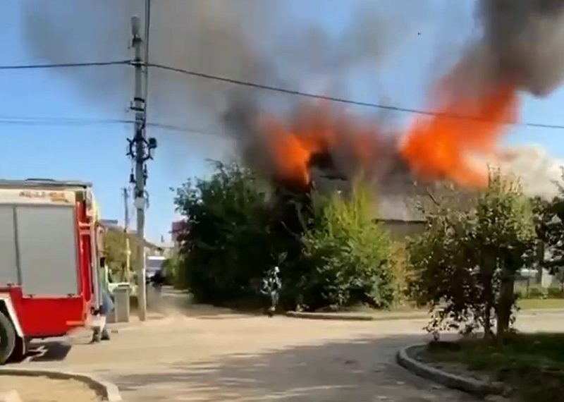 Воронеж горит. Сгорел дом в городе Воронеж погибло двое маленьких детей. Человек старадет горит ад. У мальчика сгорел дом в Воронеже и он приехал в Москву 90-е.