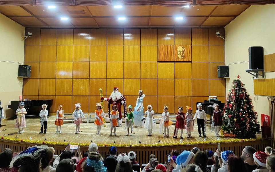 В воронежской детской школе искусств №6 прошёл новогодний праздник